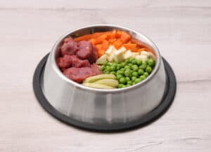 4 razões pelas quais os veterinários recomendam cozinhar comida caseira para cães