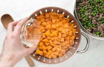 Como fazer comida caseira para cães com carne moída, batata doce e ervilhas
