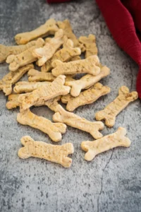 Biscoitos de manteiga de amendoim e maçã para cães