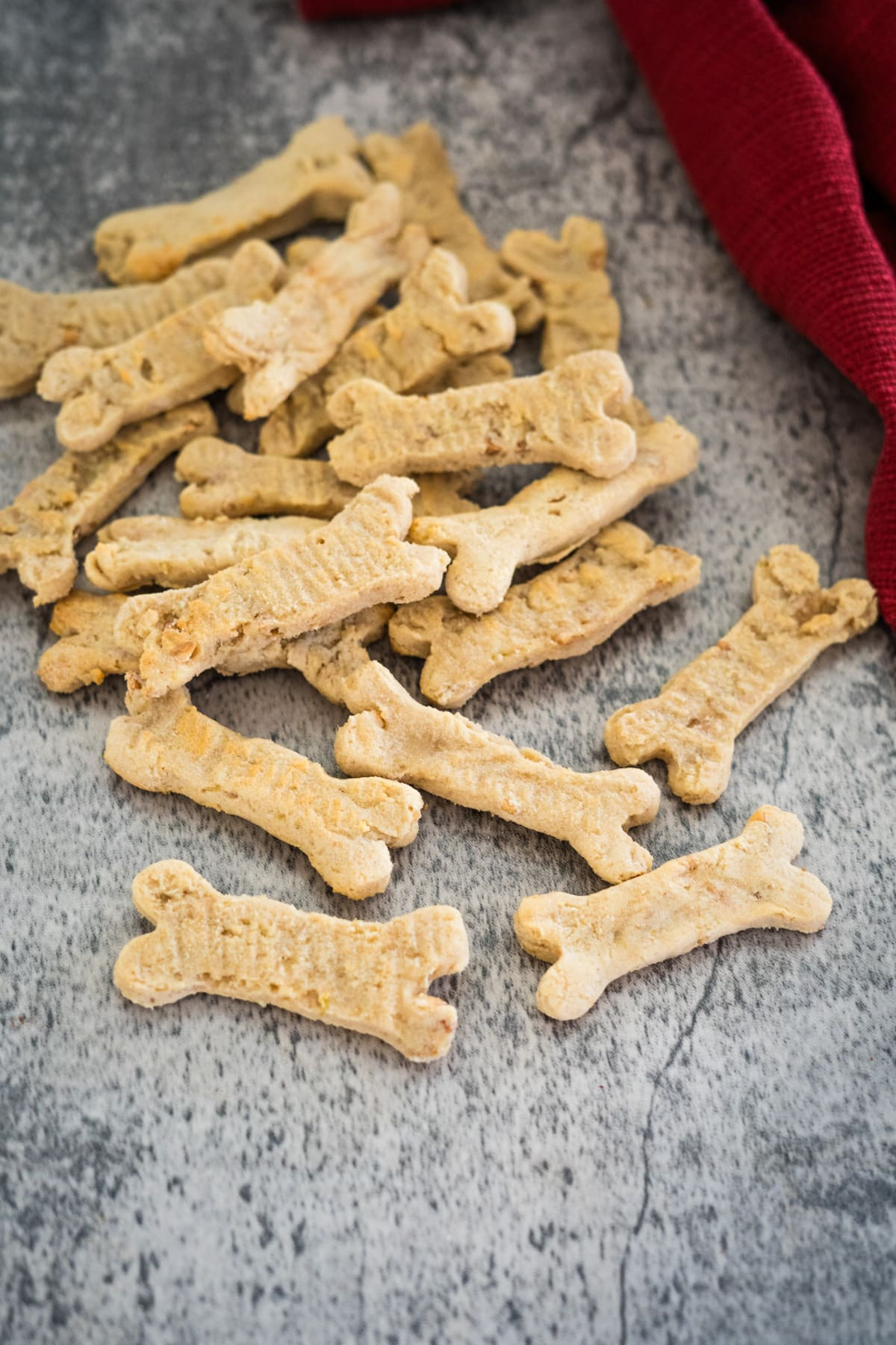Biscoitos de manteiga de amendoim e maçã para cães