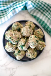 Biscoitos de almôndegas de porco e maçã para cães