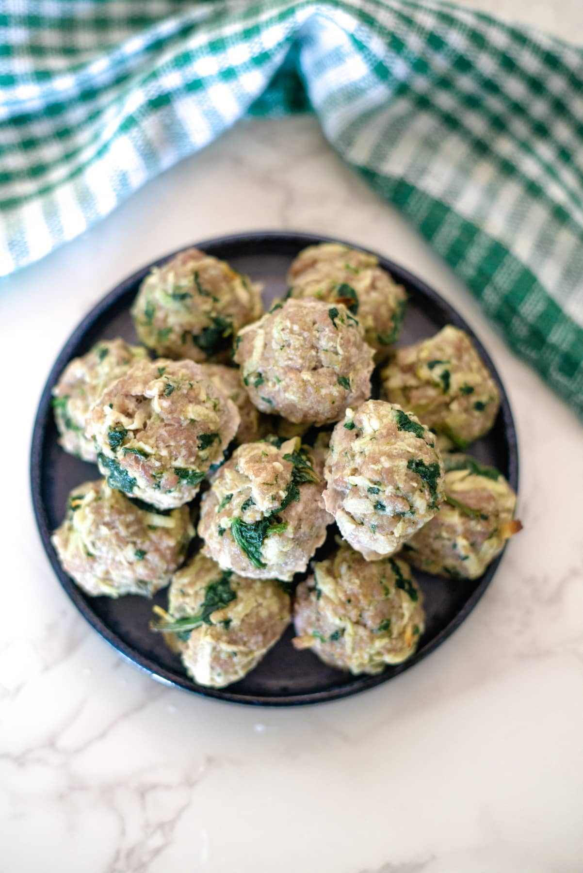 Biscoitos de almôndegas de porco e maçã para cães